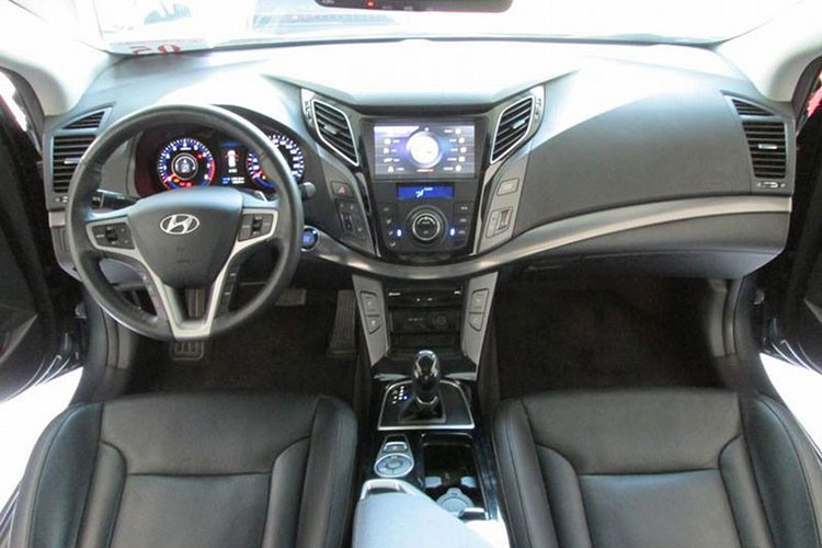 Chính vì thiết kế khác biệt của nó đã giúp chiếc Hyundai i40 tại Việt Nam này trở thành hàng vừa hiếm, vừa độc và lạ so với những người anh em khác. Nhờ sở hữu kích thước lớn của xe hạng D và thiết kế dạng wagon nên i40 có khoang nội thất đi kèm khoang hành lý “khổng lồ”.