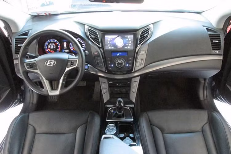 Chính vì thiết kế khác biệt của nó đã giúp chiếc Hyundai i40 tại Việt Nam này trở thành hàng vừa hiếm, vừa độc và lạ so với những người anh em khác. Nhờ sở hữu kích thước lớn của xe hạng D và thiết kế dạng wagon nên i40 có khoang nội thất đi kèm khoang hành lý “khổng lồ”.