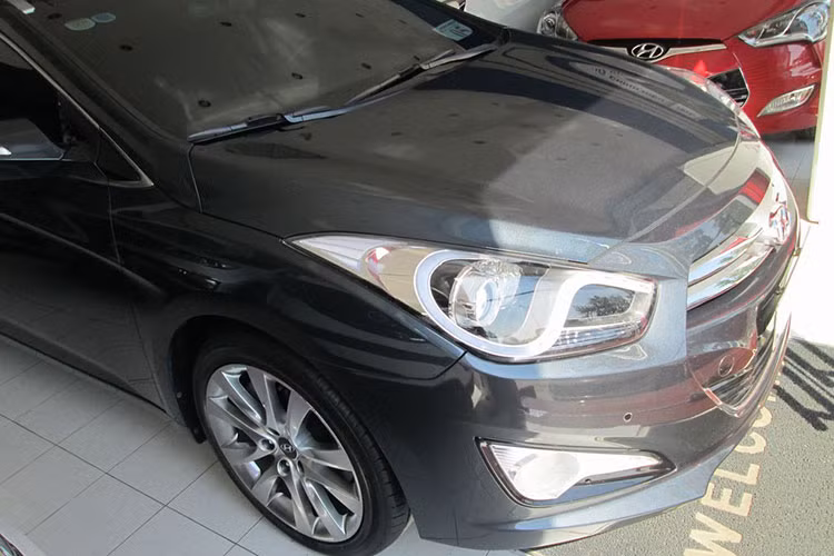 So với người em xe Hyundai i30 2013 thì i40 có chiều dài hơn hẳn. Chiếc Hyundai i40 này được sản xuất dành riêng cho thị trường châu Âu và nội địa Hàn Quốc, nó chỉ có cơ hội về Việt Nam trong những 2013 với hình thức xe đã qua sử dụng nhưng ít được người dùng chú ý bởi khá hiếm.