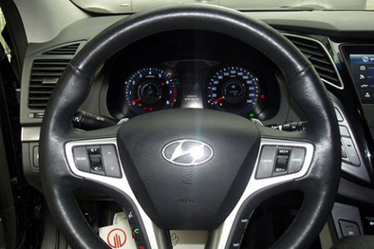 Nội thất xe thể hiện góc nhìn sang trọng hơn hẳn các “đàn em” mang chữ i còn lại, gồm các trang bị ghế bọc da chỉnh điện có chế độ sưởi ấm, vô-lăng chỉnh 4 hướng có tích hợp nút bấm tiện ích, phanh tay điện tử, điều hòa tự động 2 vùng, cửa sổ trời panorama, dàn âm thanh 7 loa với các kết nối USB, AUX, camera lùi, sưởi ghế, sưởi gương…