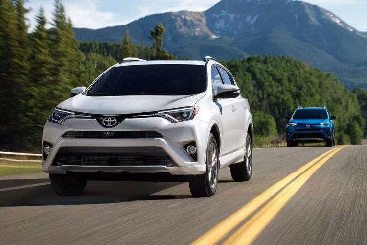 Trong nhiều năm, RAV4 liên tục nằm trong số những chiếc SUV đứng đầu danh sách tiết kiệm nhiên liệu. Xe có cabin cách âm tốt, có nhiều tính năng an toàn tiên tiến. Khối động cơ 2.5 lít, 4 xy-lanh và hộp số tự động 6 cấp đem lại mức tiêu hao nhiên liệu trung bình 11,8 lít/100 km đối với phiên bản AWD. Phiên bản hybrid đạt 9,1 lít/100 km.