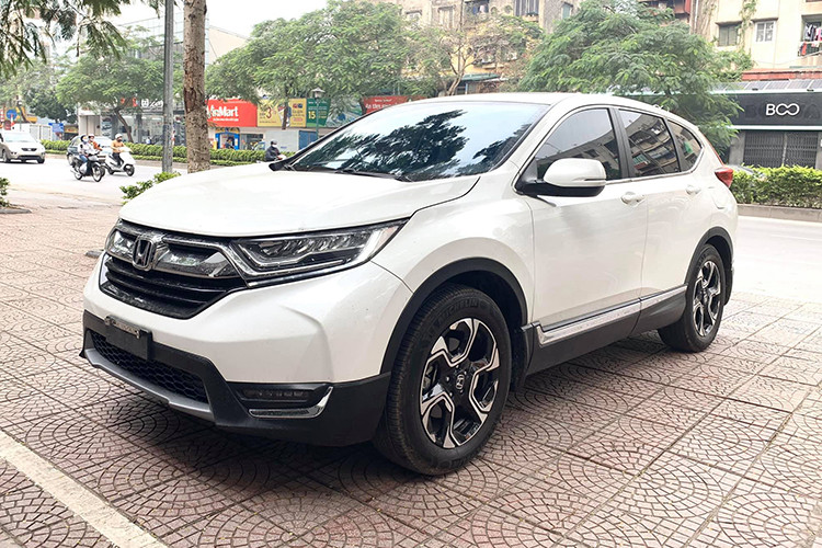 Tại thị trường Việt Nam, Honda CR-V thế hệ thứ 5 sử dụng động cơ tăng áp VTEC Turbo vận hành mạnh mẽ, kết hợp với hộp số vô cấp CVT ứng dụng earth dream technology. Động cơ vượt trội với công suất cực đại 188hp/5600rpm tương đương với động cơ 2.5L thường nhưng vẫn tiết kiệm nhiên liệu với mức tiêu hao trung bình chỉ 6,9L/100km hiệu quả hơn so với mức 8,4L/100km của động cơ 2.4L trên thế hệ trước.