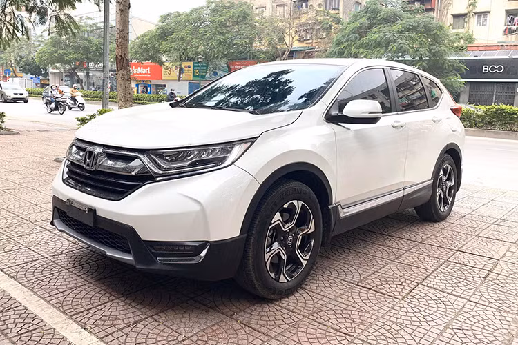 Tại thị trường Việt Nam, Honda CR-V thế hệ thứ 5 sử dụng động cơ tăng áp VTEC Turbo vận hành mạnh mẽ, kết hợp với hộp số vô cấp CVT ứng dụng earth dream technology. Động cơ vượt trội với công suất cực đại 188hp/5600rpm tương đương với động cơ 2.5L thường nhưng vẫn tiết kiệm nhiên liệu với mức tiêu hao trung bình chỉ 6,9L/100km hiệu quả hơn so với mức 8,4L/100km của động cơ 2.4L trên thế hệ trước.