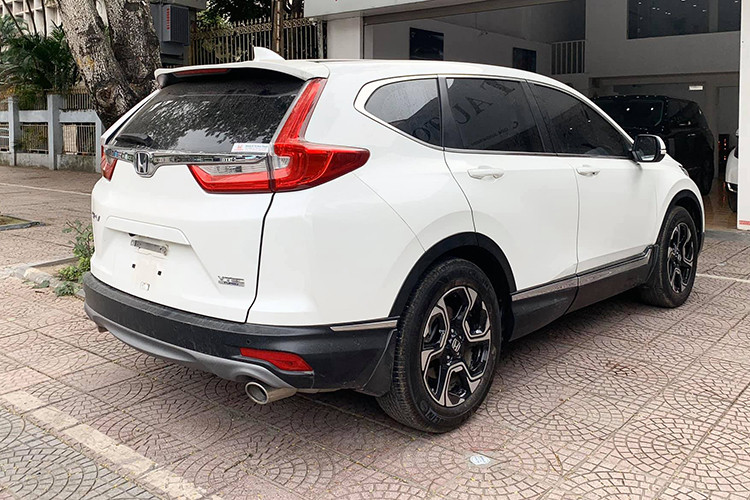 Thay đổi lớn nhất bên trong nội thất của chiếc SUV nhà Honda chính là việc bổ sung thêm hàng ghế thứ 3. Một số trang bị tiện nghi khác trên mẫu xe mới này bao gồm: hệ thống khởi động bằng nút bấm kết hợp với chìa khóa mở cửa thông minh, gạt mưa tự động cửa sổ trời panorama tự động chống kẹt (phiên bản L), gương chiếu hậu bên trong chống chói, cốp chỉnh điện có thể điều chỉnh độ cao đóng/mở…