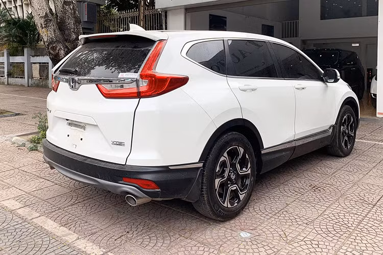Thay đổi lớn nhất bên trong nội thất của chiếc SUV nhà Honda chính là việc bổ sung thêm hàng ghế thứ 3. Một số trang bị tiện nghi khác trên mẫu xe mới này bao gồm: hệ thống khởi động bằng nút bấm kết hợp với chìa khóa mở cửa thông minh, gạt mưa tự động cửa sổ trời panorama tự động chống kẹt (phiên bản L), gương chiếu hậu bên trong chống chói, cốp chỉnh điện có thể điều chỉnh độ cao đóng/mở…