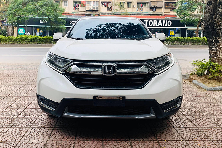 Giá xe Honda CR-V bản G và L có mức bán lẻ đề xuất là 1,023 tỷ và 1,093 tỷ đồng. Sau khi giảm, giá xe còn chỉ từ 893 triệu đến 968 triệu đồng. Giá bán này khiến Honda CR-V thậm chí rẻ hơn cả Mazda CX-5, mẫu xe có phiên bản cao cấp nhất ở mức 1,1 tỉ đồng sau ưu đãi.