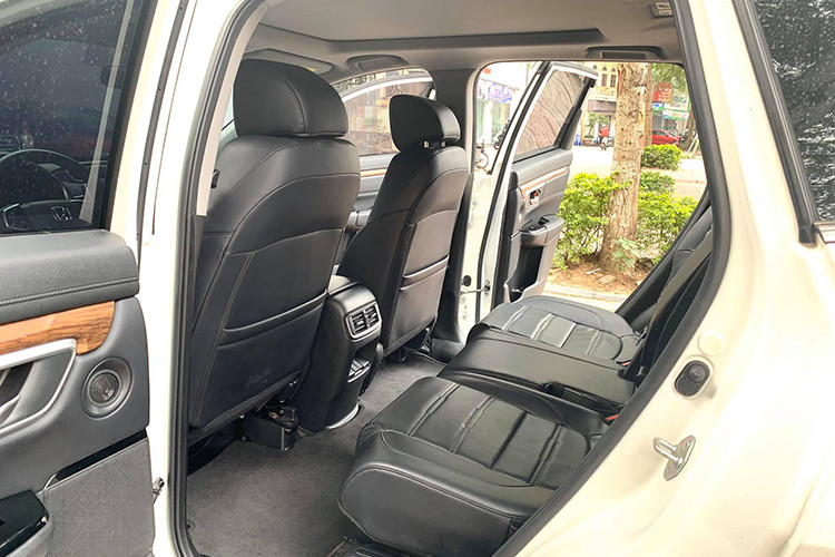 Nổi bật ở trung tâm bảng taplo là màn hình cảm ứng kích thước 7-inch điều khiển hệ thống thông tin giải trí kết nối với điện thoại thông minh cho phép ra lệnh bằng giọng nói, nghe nhạc, đàm thoại rảnh tay. Ngoài ra còn các tính năng kết nối khác như HDMI, Bluetooth, USB, AM/FM, Wifi... Mọi tín hiệu âm thanh từ hệ thống giải trí sẽ do hệ thống 8 loa cao cấp đảm nhiệm. Hệ thống điều hòa cũng được thiết kế tinh tế, liền lạc.