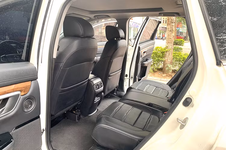 Nổi bật ở trung tâm bảng taplo là màn hình cảm ứng kích thước 7-inch điều khiển hệ thống thông tin giải trí kết nối với điện thoại thông minh cho phép ra lệnh bằng giọng nói, nghe nhạc, đàm thoại rảnh tay. Ngoài ra còn các tính năng kết nối khác như HDMI, Bluetooth, USB, AM/FM, Wifi... Mọi tín hiệu âm thanh từ hệ thống giải trí sẽ do hệ thống 8 loa cao cấp đảm nhiệm. Hệ thống điều hòa cũng được thiết kế tinh tế, liền lạc.