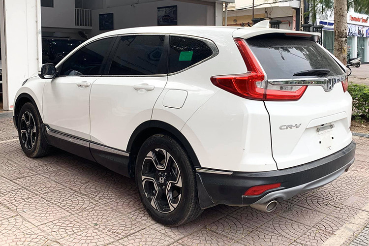 Trên thực tế chỉ có một số ít đại lý có chương trình giảm giá “khủng” Honda CR-V, một số đại lý khác sẽ không có mức giảm nhiều như thế do hàng tồn còn ít. Rõ ràng, giá bán của xe giảm được bao nhiêu còn phụ thuộc vào mỗi đại lý với tình hình kinh doanh khác nhau.
