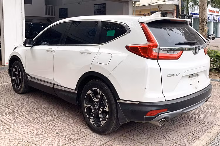 Trên thực tế chỉ có một số ít đại lý có chương trình giảm giá “khủng” Honda CR-V, một số đại lý khác sẽ không có mức giảm nhiều như thế do hàng tồn còn ít. Rõ ràng, giá bán của xe giảm được bao nhiêu còn phụ thuộc vào mỗi đại lý với tình hình kinh doanh khác nhau.