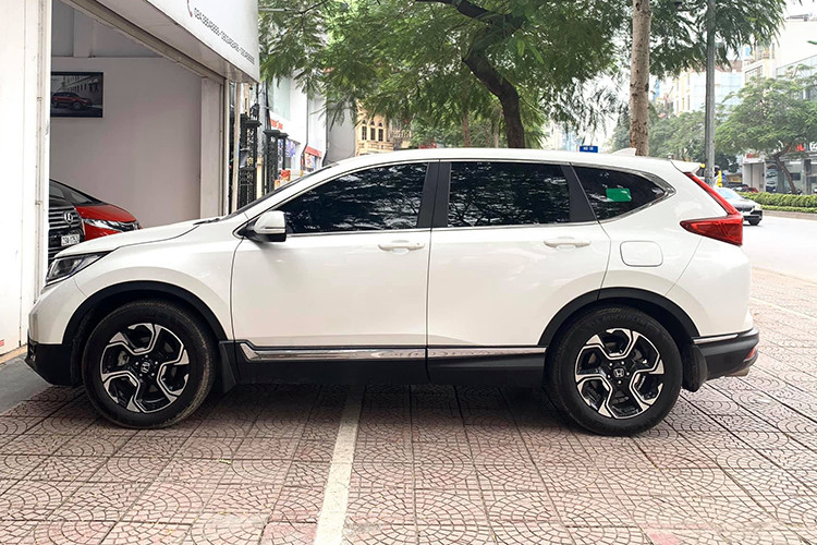 Cụ thể, các mẫu xe Honda CR-V 7 chỗ đang được chào bán tại các đại lý chính hãng với mức giảm từ 125 đến 130 triệu đồng tiền mặt, chưa kể gói phụ kiện đi kèm. Một số nhân viên kinh doanh cho biết các mẫu xe giảm giá thuộc phiên bản G và L được sản xuất năm 2019.