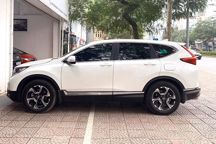 Cụ thể, các mẫu xe Honda CR-V 7 chỗ đang được chào bán tại các đại lý chính hãng với mức giảm từ 125 đến 130 triệu đồng tiền mặt, chưa kể gói phụ kiện đi kèm. Một số nhân viên kinh doanh cho biết các mẫu xe giảm giá thuộc phiên bản G và L được sản xuất năm 2019.