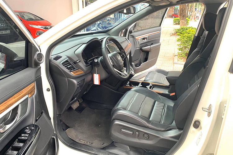 Bên trong nội thất xe, kiến trúc tổng thể của khoang cabin vẫn giữ phong cách quen thuộc trên phiên bản từng ra mắt tại thị trường Mỹ nhưng được sắp xếp lại một số chi tiết. Cụm đồng hồ đo tốc độ điện tử có thiết kế giống Civic, vô lăng 3 chấu thể thao, đặc biệt là khu vực cần số của phiên bản cao cấp sử dụng hoàn toàn bằng nút bấm chứ không dùng cần số như các mẫu xe truyền thống.