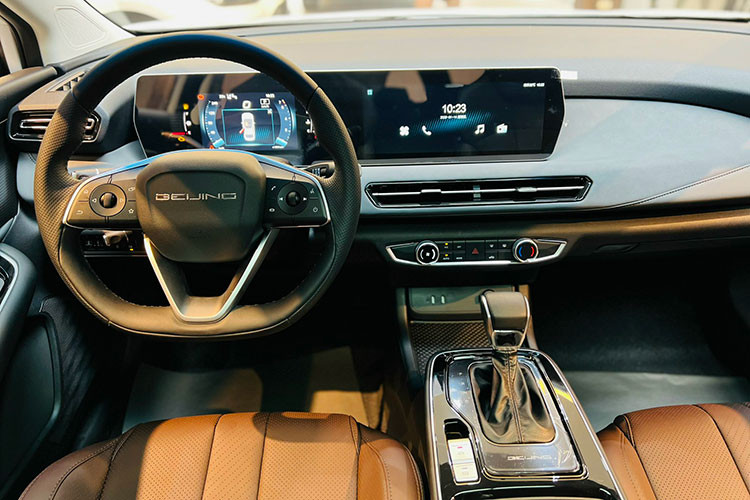 BEIJING U5 PLUS 2022 mới, mẫu xe Sedan đô thị hạng C với kích thước DxRxC 4660 x 1820x1480 mm, chiều dài cơ sở 2670mm. Bên trong nội thất xe khá đẹp mắt với ghế ngồi bọc da phong cách sang trọng, cùng nhiều chi tiết thiết kế hiện đại.