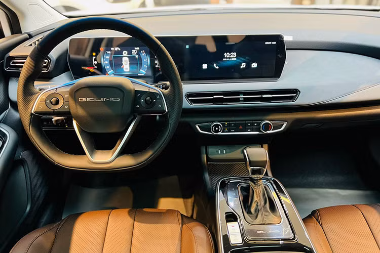 BEIJING U5 PLUS 2022 mới, mẫu xe Sedan đô thị hạng C với kích thước DxRxC 4660 x 1820x1480 mm, chiều dài cơ sở 2670mm. Bên trong nội thất xe khá đẹp mắt với ghế ngồi bọc da phong cách sang trọng, cùng nhiều chi tiết thiết kế hiện đại.