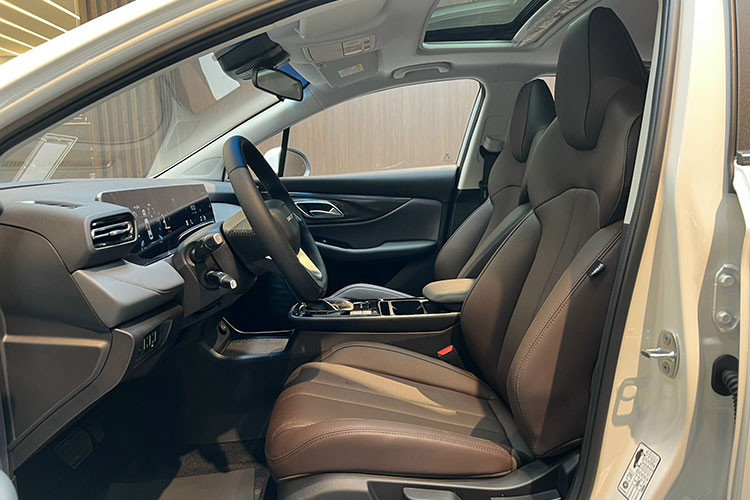 BEIJING U5 PLUS - sedan hạng C duy nhất trong phân khúc sử dụng hệ thống màn hình kép LCD độ nét cao với màn hình trung tâm điều khiển 7 inch và màn hình giải trí 12,3 inch.