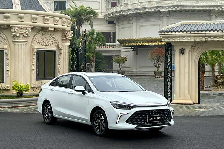 Tại triển lãm ôtô quốc tế Thượng Hải 2021 vừa qua, mẫu xe BEIJING EU5 PLUS đã ra mắt đánh dấu thế hệ thứ 2 của sản phẩm thuần điện. Mẫu xe sedan hạng C sử dụng động cơ xăng BEIJING U5 PLUS cũng đồng thời ra mắt, đánh dấu thế hệ sản phẩm thứ 3.