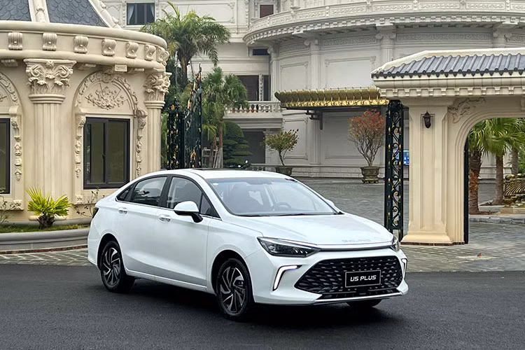 Tại triển lãm ôtô quốc tế Thượng Hải 2021 vừa qua, mẫu xe BEIJING EU5 PLUS đã ra mắt đánh dấu thế hệ thứ 2 của sản phẩm thuần điện. Mẫu xe sedan hạng C sử dụng động cơ xăng BEIJING U5 PLUS cũng đồng thời ra mắt, đánh dấu thế hệ sản phẩm thứ 3.