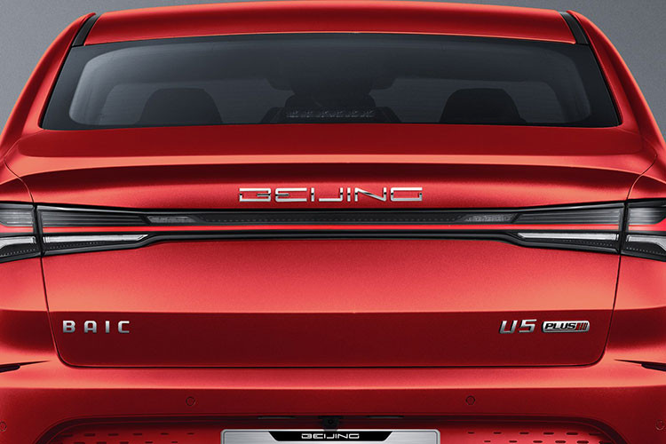 Nhìn từ phía sau, BEIJING U5 PLUS với hệ thống đèn LED mô phỏng cánh bay với xi nhan hiệu ứng dòng chảy. Xe được trang bị kích thước lốp 205/55R16 với thiết kế mâm phay thể thao cá tính.