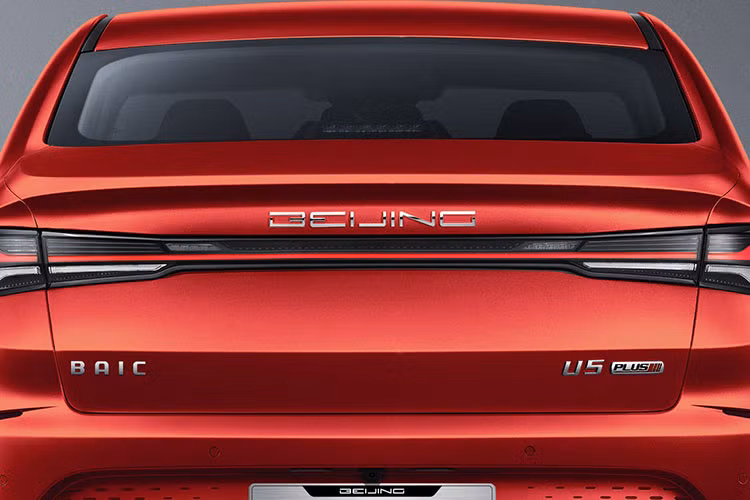 Nhìn từ phía sau, BEIJING U5 PLUS với hệ thống đèn LED mô phỏng cánh bay với xi nhan hiệu ứng dòng chảy. Xe được trang bị kích thước lốp 205/55R16 với thiết kế mâm phay thể thao cá tính.