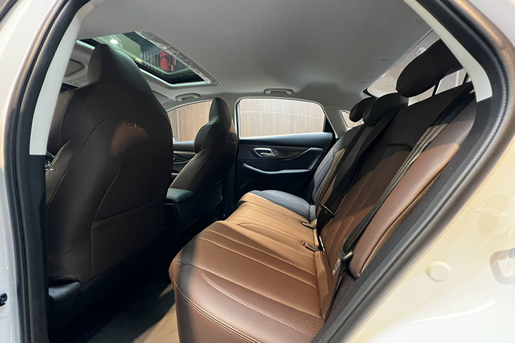 Xe trang bị hàng loạt tiện ích như đề nổ thông minh Starttop, cửa sổ trời, âm thanh 6 loa , tay nắm cửa mạ chrome một chạm thông minh, gương chiếu hậu điều khiển điện tích hợp gập tự động, điều chỉnh, sấy, điều hòa tự động tích hợp lọc bụi không khí tiêu chuẩn CN95/ PM 2.5/lọc phấn hoa, điều khiển hành trình Cruise control...