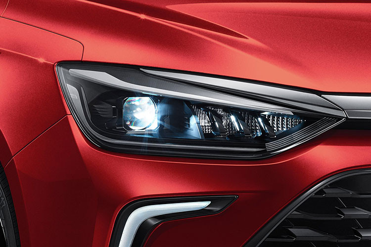 Sử dụng chung 1 platform cho cả phiên bản xăng và điện, BEIJING U5 PLUS mang thiết kế hướng tới tương lai với các đường nét tối giản, đầy sức hút và lịch thiệp với phần cản sau giấu ống xả mang thông điệp thân thiện hơn với môi trường. Lưới tản nhiệt lớn với dải Chrome chạy ngang ca pô nối liền hai cụm đèn pha LED.