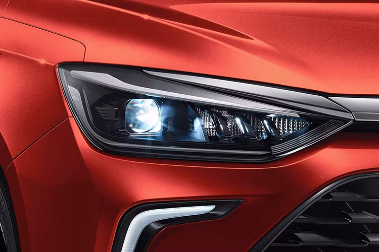 Sử dụng chung 1 platform cho cả phiên bản xăng và điện, BEIJING U5 PLUS mang thiết kế hướng tới tương lai với các đường nét tối giản, đầy sức hút và lịch thiệp với phần cản sau giấu ống xả mang thông điệp thân thiện hơn với môi trường. Lưới tản nhiệt lớn với dải Chrome chạy ngang ca pô nối liền hai cụm đèn pha LED.