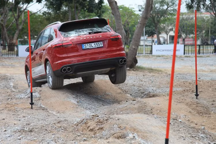 Trải nghiệm off-road cùng Porsche Cayenne, người cầm lái có thể cảm nhận từ hệ thống treo nâng hạ gầm, hỗ trợ xuống dốc đến hệ thống kiểm soát độ bám thông minh của hệ dẫn động 4 bánh, giúp xe dễ dàng vượt qua các địa hình khó.