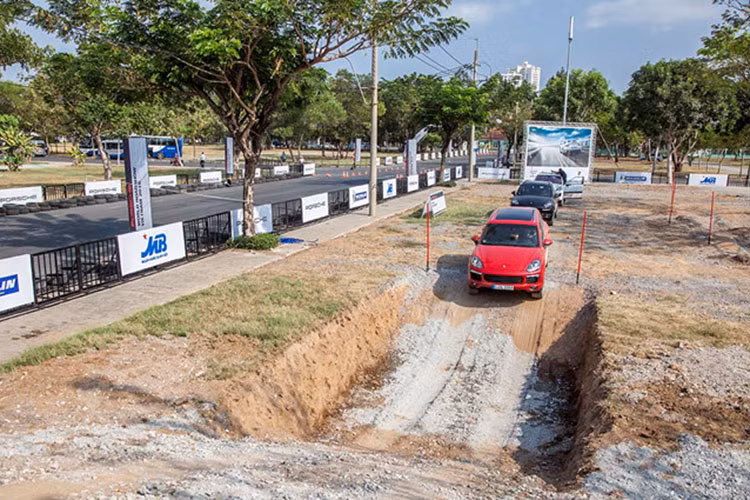 Trong bài tập địa hình, dòng xe Porsche Cayenne được trang bị đầy đủ hệ thống hỗ trợ cho thấy những ưu việt vận hành off-road.