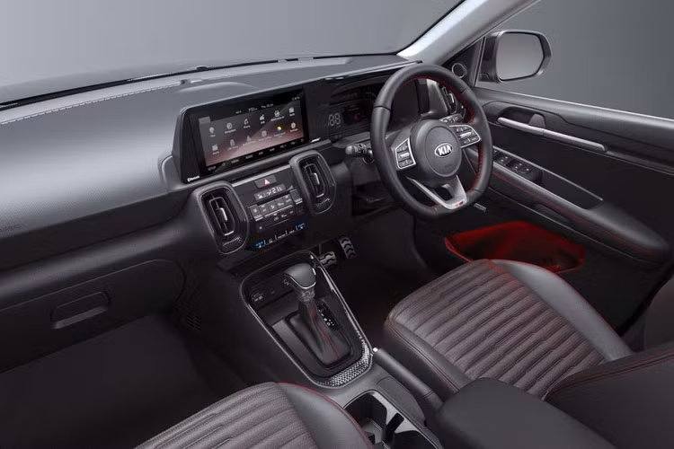 Kia Sonet thuộc phân khúc SUV đô thị nhưng lại có kích thước khá nhỏ, bé hơn các mẫu B-SUV thông thường và thâm chí chỉ nhỉnh hơn những mẫu xe hạng A một chút. Mẫu xe này được phát triển cho Ấn Độ và sau những thành công lớn tại thị trường này, Kia Sonet bắt đầu được đưa sang các quốc gia khác để đánh chiếm thị phần.