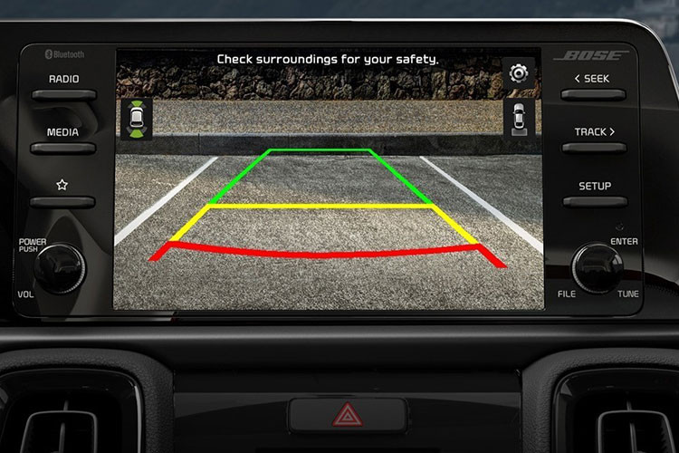 Nội thất của Kia Sonet cũng có điểm giống với đàn anh Seltos, chính là ở chi tiết màn hình giải trí đặt nổi và nằm cùng khung với bảng đồng hồ sau vô lăng. Tại thị trường Indonesia, Kia Sonet có 2 tùy chọn cấu hình 5 chỗ ngồi hoặc 7 chỗ, màn hình giải trí cũng có 2 loại gồm 8 inch (bản 5 chỗ) và 10,25 inch (bản 7 chỗ) và đều có hỗ trợ kết nối Apple CarPlay/Android Auto.