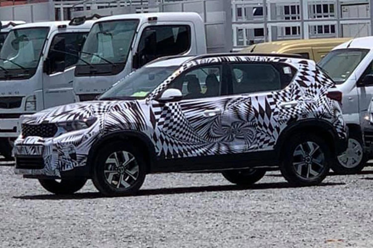 Sau hơn 1 tháng kể từ khi lần đầu tiên bị bắt gặp trên xe vận chuyển mang biển số tỉnh Quảng Nam, mới đây Kia Sonet 2021 mới tiếp tục bị chụp lại khi đang nằm trong 1 bãi đỗ xe. Ngoại thất của xe được dán kín mít nhưng lại không phải cùng một mẫu xe giống lần đầu xuất hiện mà có chi tiết khác biệt ở bộ phận la-zăng.