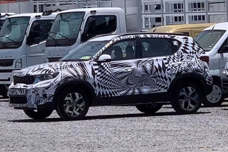 Sau hơn 1 tháng kể từ khi lần đầu tiên bị bắt gặp trên xe vận chuyển mang biển số tỉnh Quảng Nam, mới đây Kia Sonet 2021 mới tiếp tục bị chụp lại khi đang nằm trong 1 bãi đỗ xe. Ngoại thất của xe được dán kín mít nhưng lại không phải cùng một mẫu xe giống lần đầu xuất hiện mà có chi tiết khác biệt ở bộ phận la-zăng.