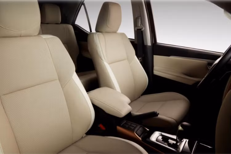 Dù có cách bố trí các chi tiết y hệt như phiên bản thường đang bán ra, nhưng bảng táp-lô của mẫu Fortuner này lại được thiết kế hoàn toàn khác biệt, khiến chiếc xe trông cao cấp hơn hẳn. Đồng thời các chất liệu được sử dụng trên chiếc xe cũng tạo cảm giác sang trọng hơn.