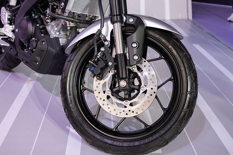 Về hệ thống phanh, Yamaha XS155R dùng đĩa phanh đơn 267 mm với 2 kẹp piston ở phía trước và 220 mm với piston đơn ở phía sau. Trên Honda CB150R là loại đĩa đơn 296mm với 4 kẹp piston phía trước và đĩa đơn 220mm với piston đơn phía sau. Đáng tiếc mẫu xe nhà Yamaha thiếu vắng phanh ABS trong khi ở Honda CB150R có đủ cả bánh trước và sau.