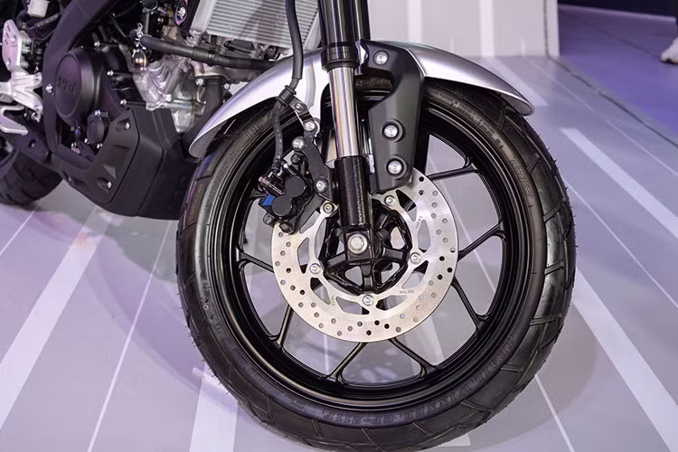 Về hệ thống phanh, Yamaha XS155R dùng đĩa phanh đơn 267 mm với 2 kẹp piston ở phía trước và 220 mm với piston đơn ở phía sau. Trên Honda CB150R là loại đĩa đơn 296mm với 4 kẹp piston phía trước và đĩa đơn 220mm với piston đơn phía sau. Đáng tiếc mẫu xe nhà Yamaha thiếu vắng phanh ABS trong khi ở Honda CB150R có đủ cả bánh trước và sau.