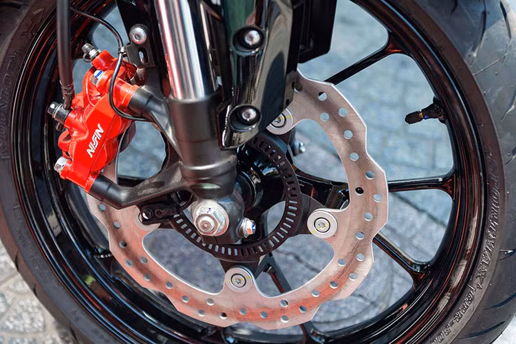 Phuộc sau của 2 xe đều là giảm xóc monoshock, nhưng CB150R được Honda trang bị cho cặp phuộc trước là cặp phuộc up-side-down của Showa 41mm, trong khi XS155R là phuộc up-side-down thông thường. Bù lại, XS155R nhỉnh hơn khi được trang bị bộ ly hợp Slipper Clutch, hạn chế tình trạng trượt bánh khi dồn số gấp. Trang bị này cũng có trên mẫu Exciter 155 VVA.