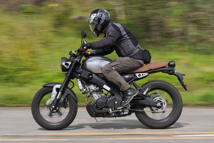 Kể từ khi “phượt”, du lịch bụi phát triển mạnh mẽ thành phong trào ở Việt Nam từ thập niên 2010 tới nay, cũng là lúc phân phúc môtô phân khối nhỏ thêm sôi động. Với giá bán chỉ trên dưới 100 triệu, những chiếc nakedbike giá rẻ ngày càng tiệm cận tới giới trẻ và cả khách hàng trung tuổi. Chính vì vậy, với tiêu chí “nhất giá, nhì dáng, ba công nghệ” thì Yamaha XS155R sẽ là lựa chọn “vừa miếng” và dễ quyết với những tay lái đang cần một chiếc mô tô có thể du xuân lên núi xuống biển.