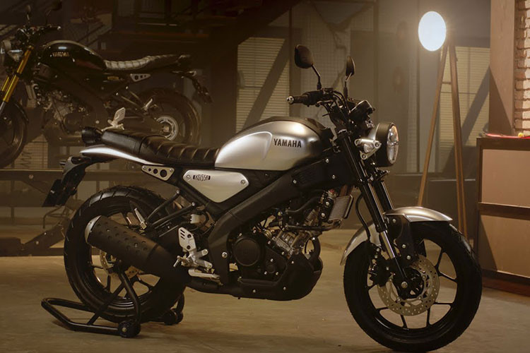 Đặc biệt khi ngay đầu năm mới 2023, Yamaha Motor Việt Nam đã tung ra thị trường mẫu Yamaha XS155R 2023 mới, tên gọi khác của chiếc XSR155 vốn được nhập khẩu tư nhân trước đây, với giá rẻ hơn khoảng chục triệu đồng, càng khiến giới mê xe môtô bàn tán và đưa lên "bàn cân" để so độ hơn kém giữa Yamaha XS155R và Honda CB150R.