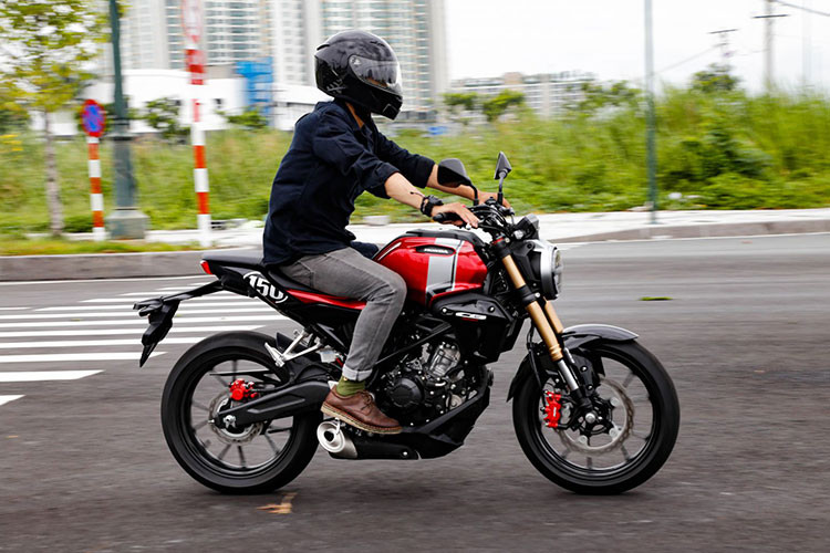 Nếu có tài chính rủng rỉnh tài, Honda CB150R Streetster sẽ là lựa chọn thiên về công nghệ an toàn hỗ trợ tốt cho tay lái chưa quen điều khiển xe côn tay đi xa.