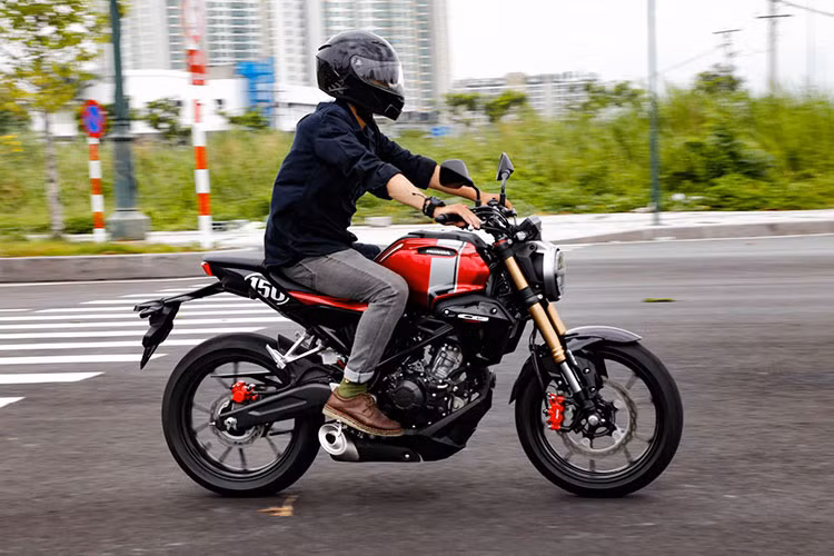 Nếu có tài chính rủng rỉnh tài, Honda CB150R Streetster sẽ là lựa chọn thiên về công nghệ an toàn hỗ trợ tốt cho tay lái chưa quen điều khiển xe côn tay đi xa.