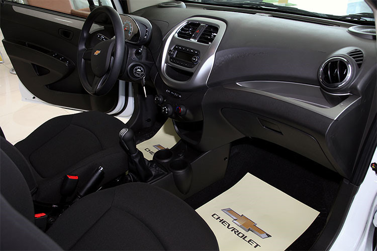 Khả năng vận hành của Spark Duo được tạo ra bởi động cơ xăng dung tích 1.2L, DOHC kết hợp cùng hộp số sàn 5 cấp giúp sản sinh công suất tối đa 80 mã lực, mô-men xoắn cực đại 108 Nm. Các tính năng an toàn và hỗ trợ lái bao gồm; hệ thống lái trợ lực điện, phanh đĩa bánh trước, phanh tang trống bánh sau và 2 túi khí trên tất cả các phiên bản.