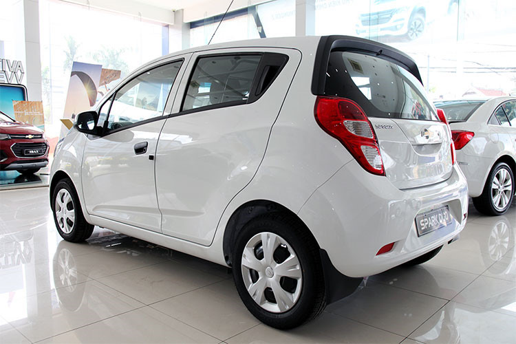 Chevrolet Spark 2018 nâng cấp sẽ có ba phiên bản, bao gồm; Spark LS, Spark LT 5 chỗ và Spark Duo 2 chỗ (xe Van). Riêng mẫu xe Spark Duo 2 sau khi giảm giá trong tháng 9/2018 thì hiện đang có giá bán rẻ nhất trong phân khúc tại thị trường ôtô Việt và chỉ còn ở mức còn 259 triệu đồng.
