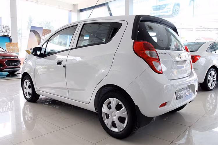 Chevrolet Spark 2018 nâng cấp sẽ có ba phiên bản, bao gồm; Spark LS, Spark LT 5 chỗ và Spark Duo 2 chỗ (xe Van). Riêng mẫu xe Spark Duo 2 sau khi giảm giá trong tháng 9/2018 thì hiện đang có giá bán rẻ nhất trong phân khúc tại thị trường ôtô Việt và chỉ còn ở mức còn 259 triệu đồng.