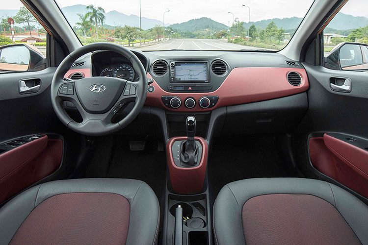 Mẫu xe này được trang bị hai loại động cơ: Kappa 1.0L và 1.2L MPI cho cả bản sedan và hatchback. Phiên bản 1.0L sản sinh công suất 65 mã lực và mô men xoắn 94 Nm. Trong khi đó, bản động cơ 1.2L có công suất 86 mã lực và mô-men xoắn 120 Nm. Cả hai phiên bản động cơ đều đi kèm với số sàn 5 cấp và 4 cấp.