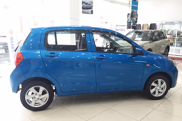 Mới đây, bản số sàn Suzuki Celerio mới có giá niêm yết chính thức là 329 triệu đồng. Phiên bản số tự động hiện vẫn giữ giá 359 triệu đồng, không hề giảm khi thuế nhập khẩu trong năm nay còn 0%. Xe được đưa về nguyên chiếc từ Thái Lan và đang nằm tại cảng chờ thông quan.