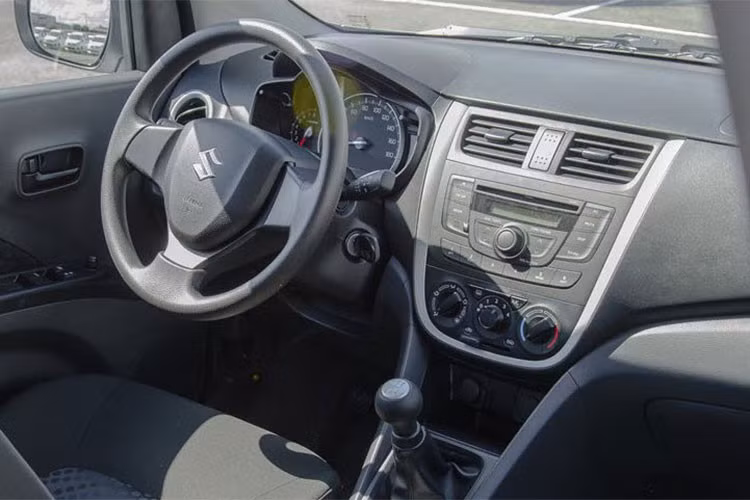 Xe chỉ được phân phối với 1 phiên bản khác nhau, ngoại hình và nội thất khá đơn giản và thực dụng. “Trái tim” của Celerio là động cơ Xăng K10B 1.0L, 3 xy lanh thẳng hàng, phun xăng đa điểm, cho công suất 67 mã lực tại 6.000 vòng/phút và mô-men xoắn cực đại 90 Nm tại 3500 vòng/phút. Đi kèm hộp số vô cấp CVT.