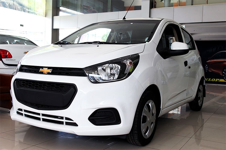 Chevrolet Spark cũng là mẫu xe giá rẻ tại thị trường ôtô Việt Nam. Xe đang được phân phối thông qua hình thức lắp ráp trong nước với 2 phiên bản khác nhau. Tuy nhiên, so với các đối thủ cùng phân khúc thì Chevrolet Spark vẫn tỏ ra đuối sức trong cuộc đua về doanh số.