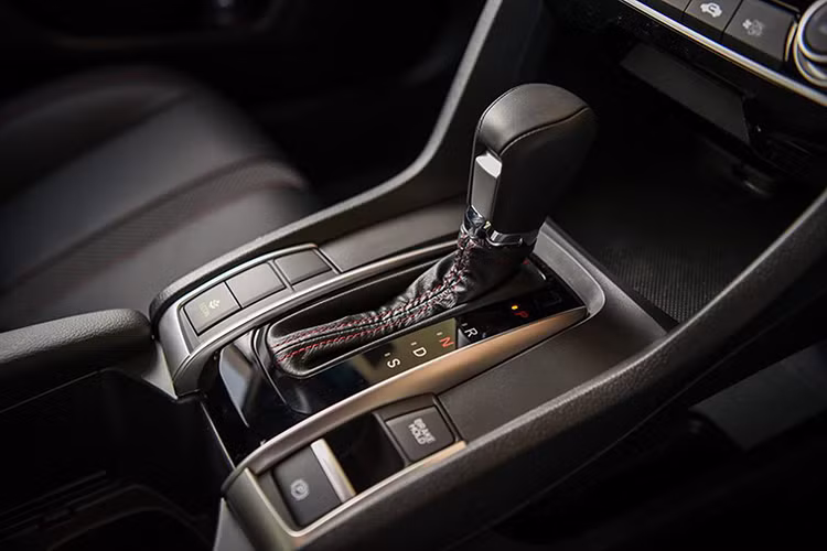 Theo thông tin từ đại lý, Honda Civic 2019 về Việt Nam sẽ thuộc bản 1.5. Động cơ của xe sẽ vẫn là máy xăng 4 xi-lanh, tăng áp, dung tích 1,5 lít, sản sinh công suất tối đa 174 mã lực tại tua máy 5.500 vòng/phút và mô-men xoắn cực đại 220 Nm tại dải tua máy 1.700 - 5.500 vòng/phút. Sức mạnh động cơ cũng được truyền tới bánh thông qua hộp số tự động CVT.