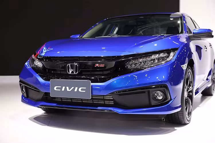 Mới đây, một người dùng đã chia sẻ trên mạng xã hội về việc đặt hàng chiếc xe Honda Civic RS 2019. Theo người này cho hay, “Mình mới đặt em RS này giá hãng tạm tính là 923 triệu đồng, tăng giảm chả biết nhưng xe đã bị cắt cửa sổ trời, thêm gương tự động gập khi khóa cửa, gương trong chống chói điện, điều hòa 2 vùng, đề nổ từ xa, cánh gió, fog light led (trước là halogen) và dường như không có honda sensing".